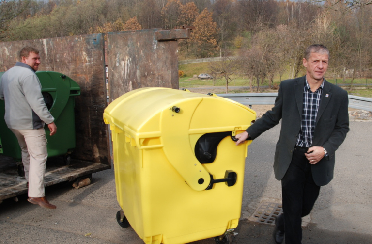 Radní Podzimek předal nové kontejnery na tříděný odpad Heřmanicím 